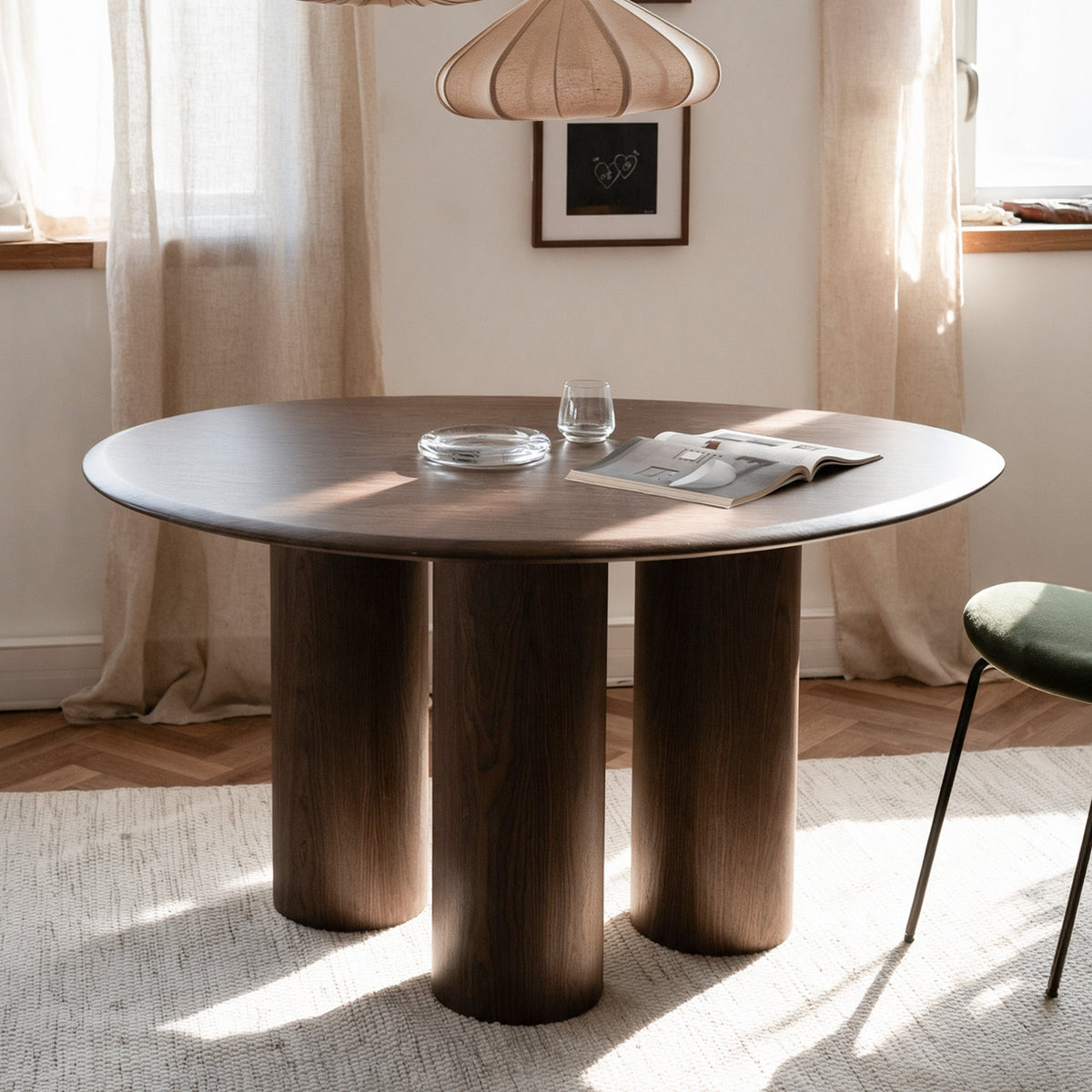 Table ronde en placage noyer à trois pieds cylindriques – Maison Pavane