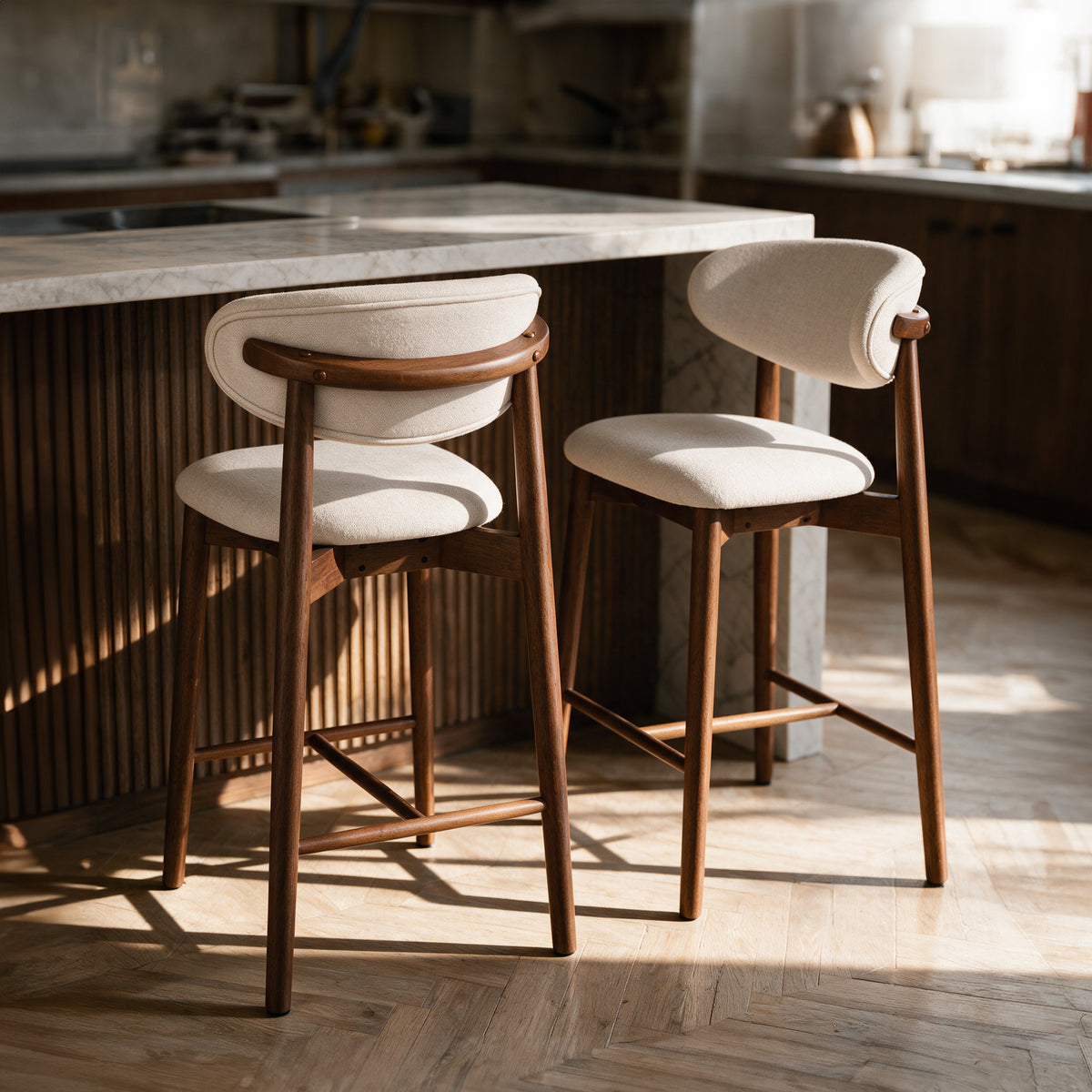 2 chaises de bar, bar en marbre et bois Yuna – Maison Pavane