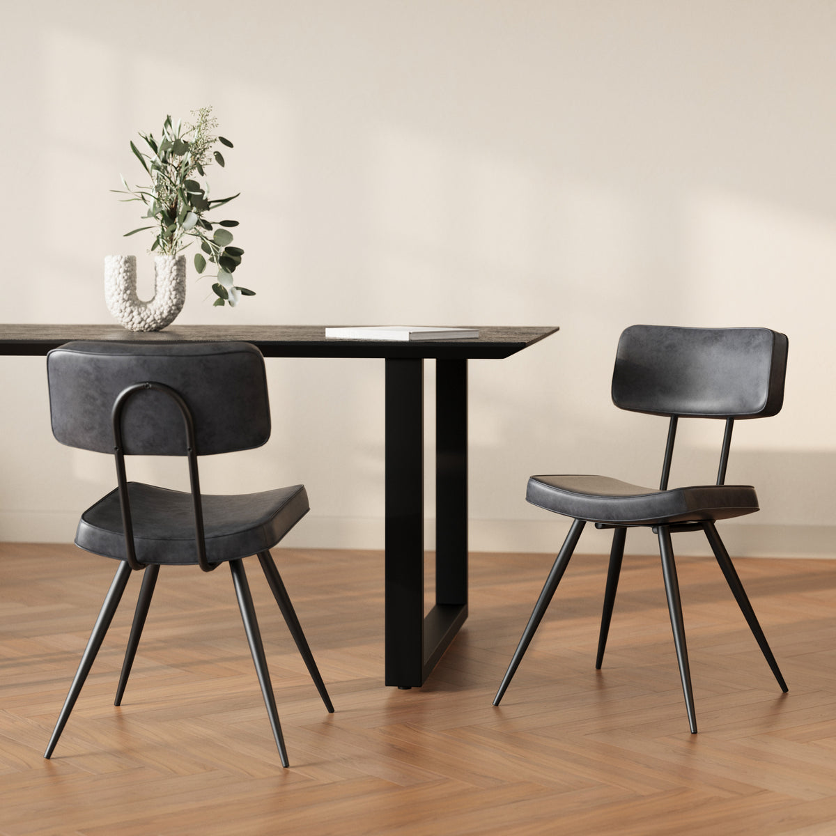 2 chaises en cuir synthetique noir et gris fonce texas