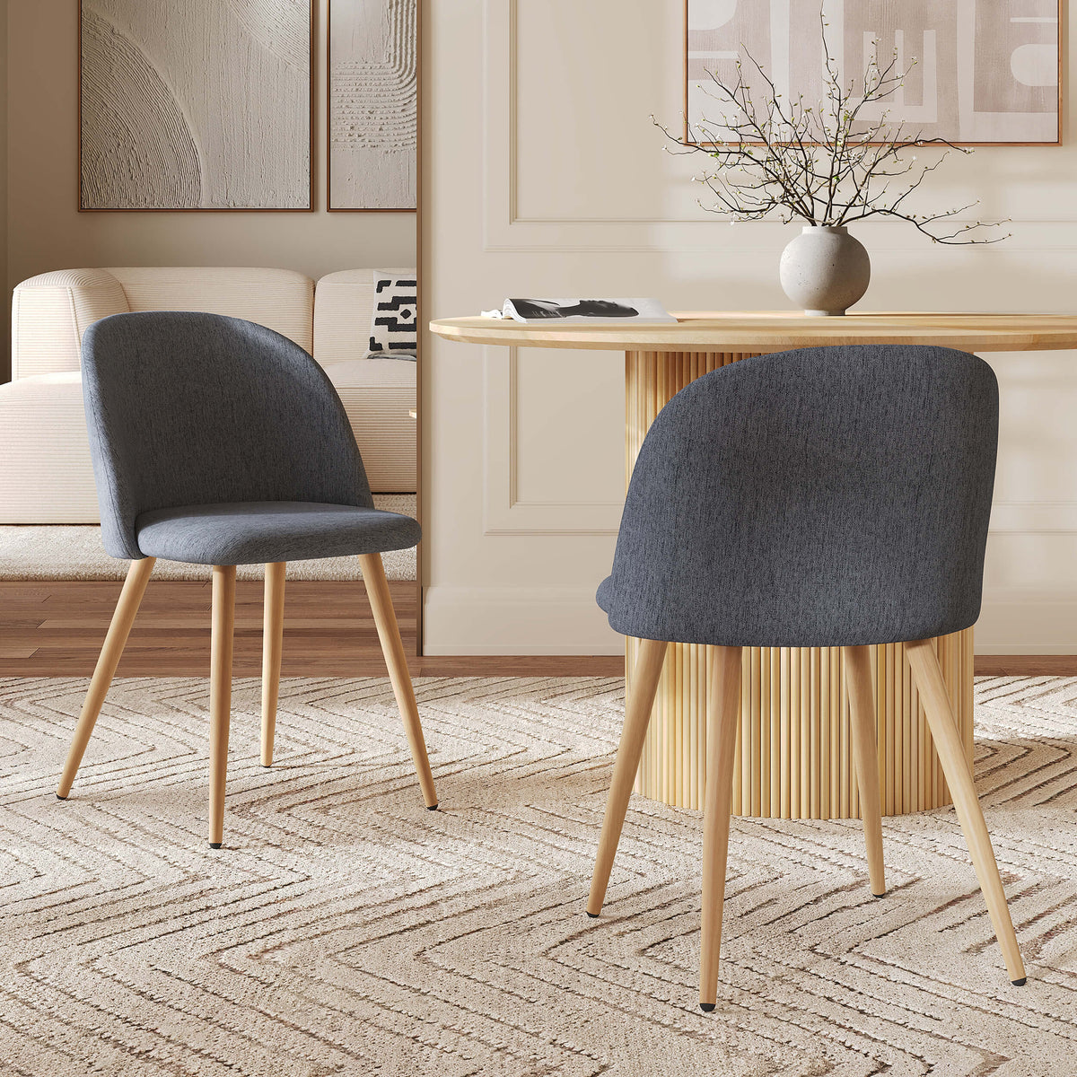 Ambiance 2 chaises bleu marine jean pieds marron clair – Maison Pavane