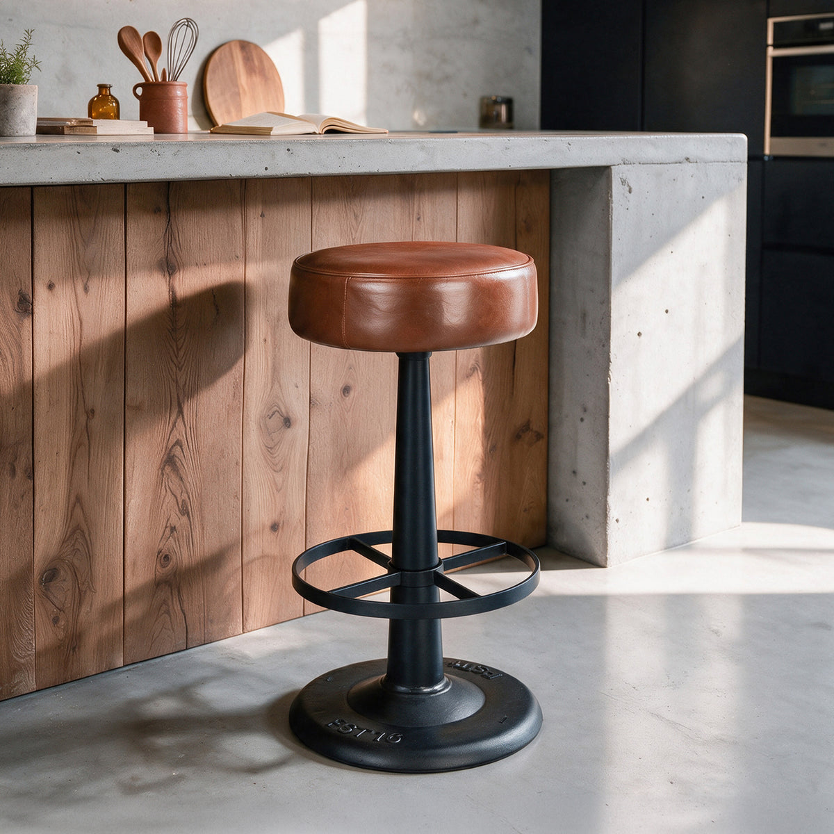 Ambiance cuisine tabouret de bar rond cuir buffle marron et métal noir vintage cuisine – Maison Pavane