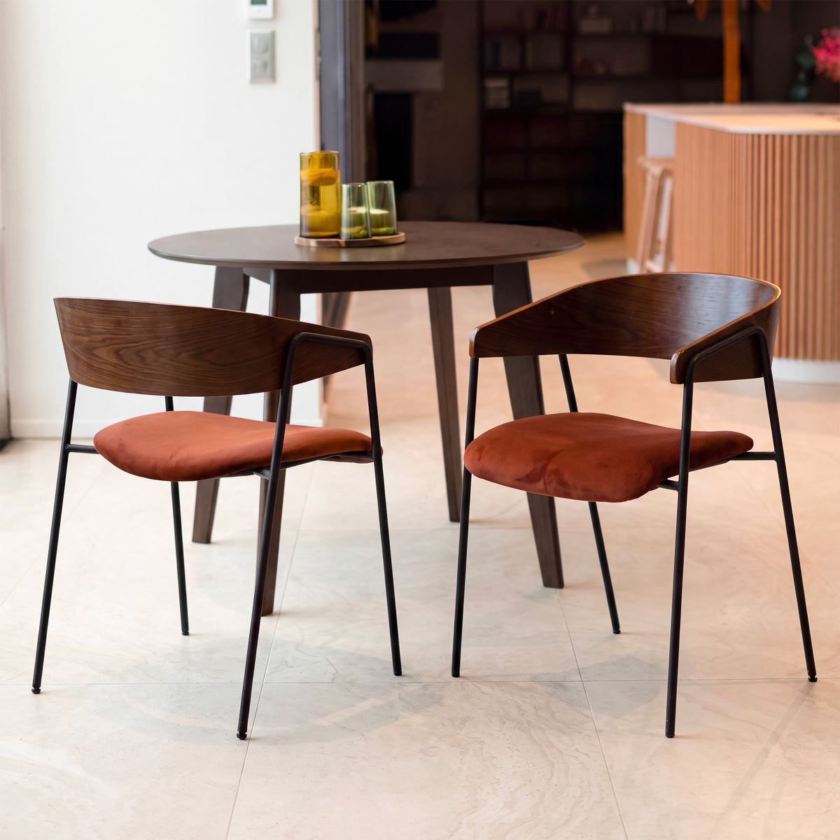 Ambiance salle à manger chaises en velours terracotta et bois foncé – Maison Pavane
