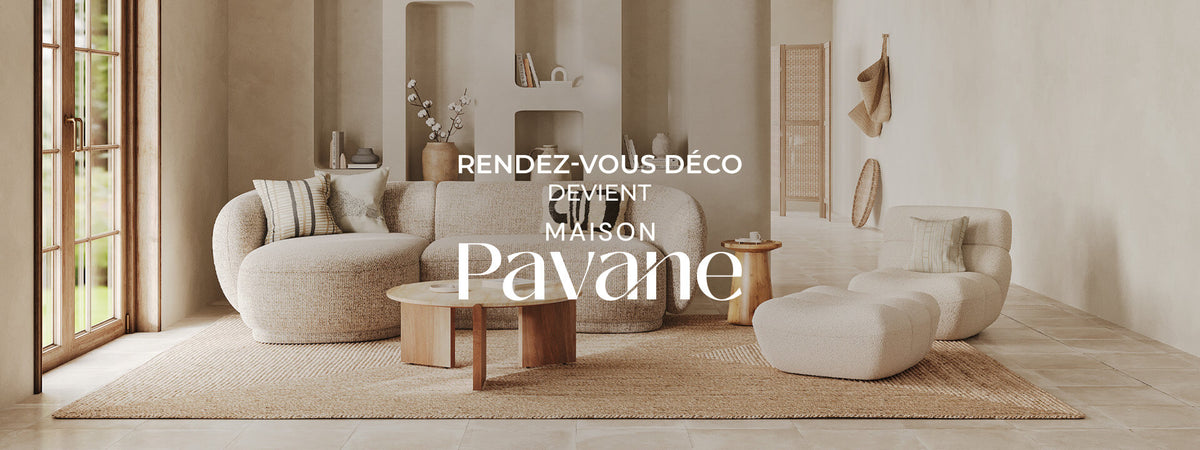 Collection de chaises, fauteuils et canapé modulable en bouclé blanc disposés dans une prairie ensoleillée – Maison Pavane