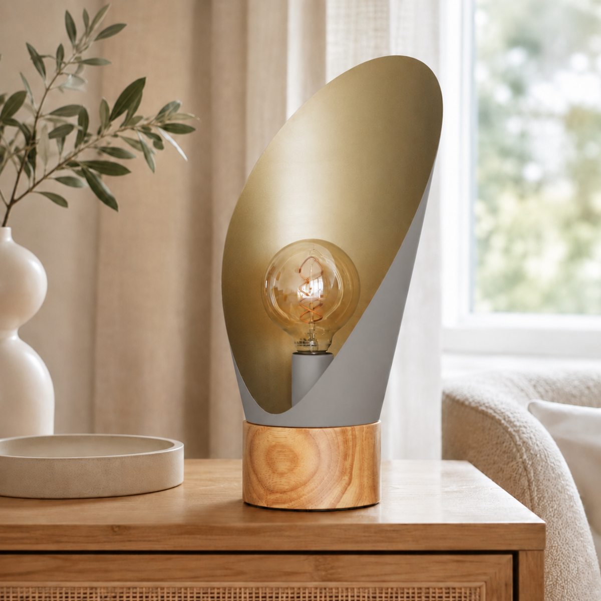 Lampe à poser Spoon en métal taupe et bois H44 cm, sur une table de chevet en bois et cannage près d'une fenêtre
