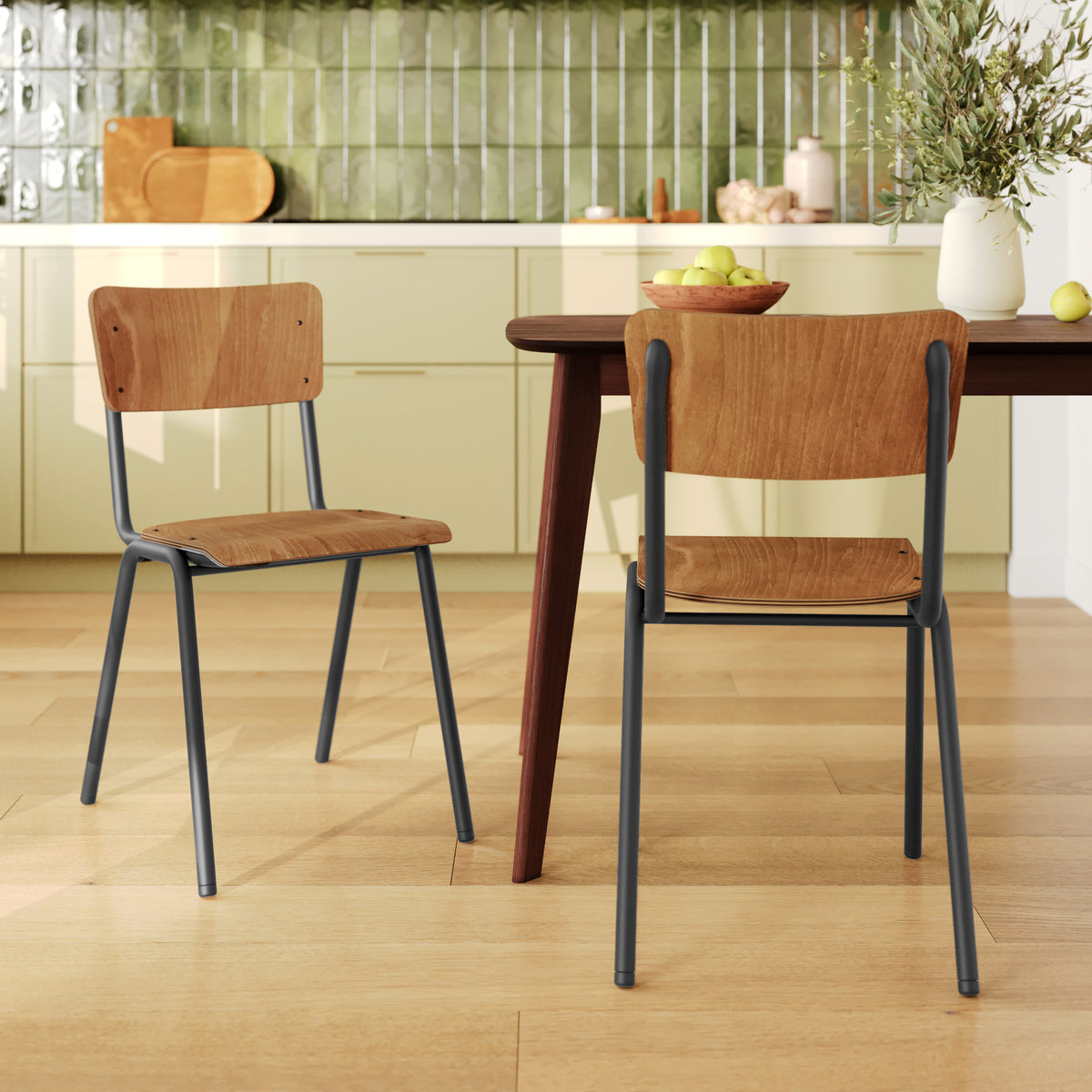 Lot de 2 chaises Clem en bois foncé et pieds en métal noir vue d'ensemble – Maison Pavane