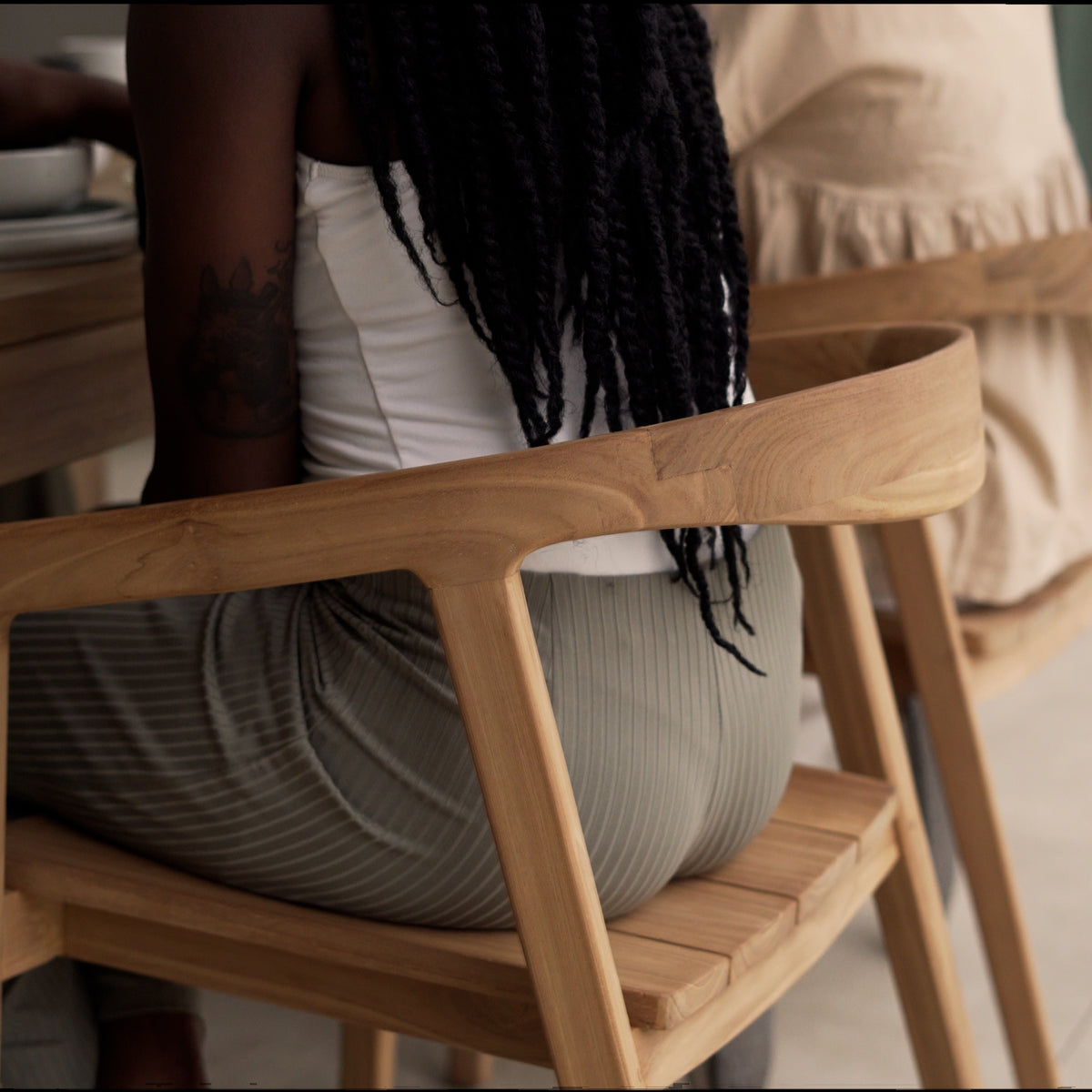 Charger la vidéo : Chaise de jardin Kora en bois de teck massif