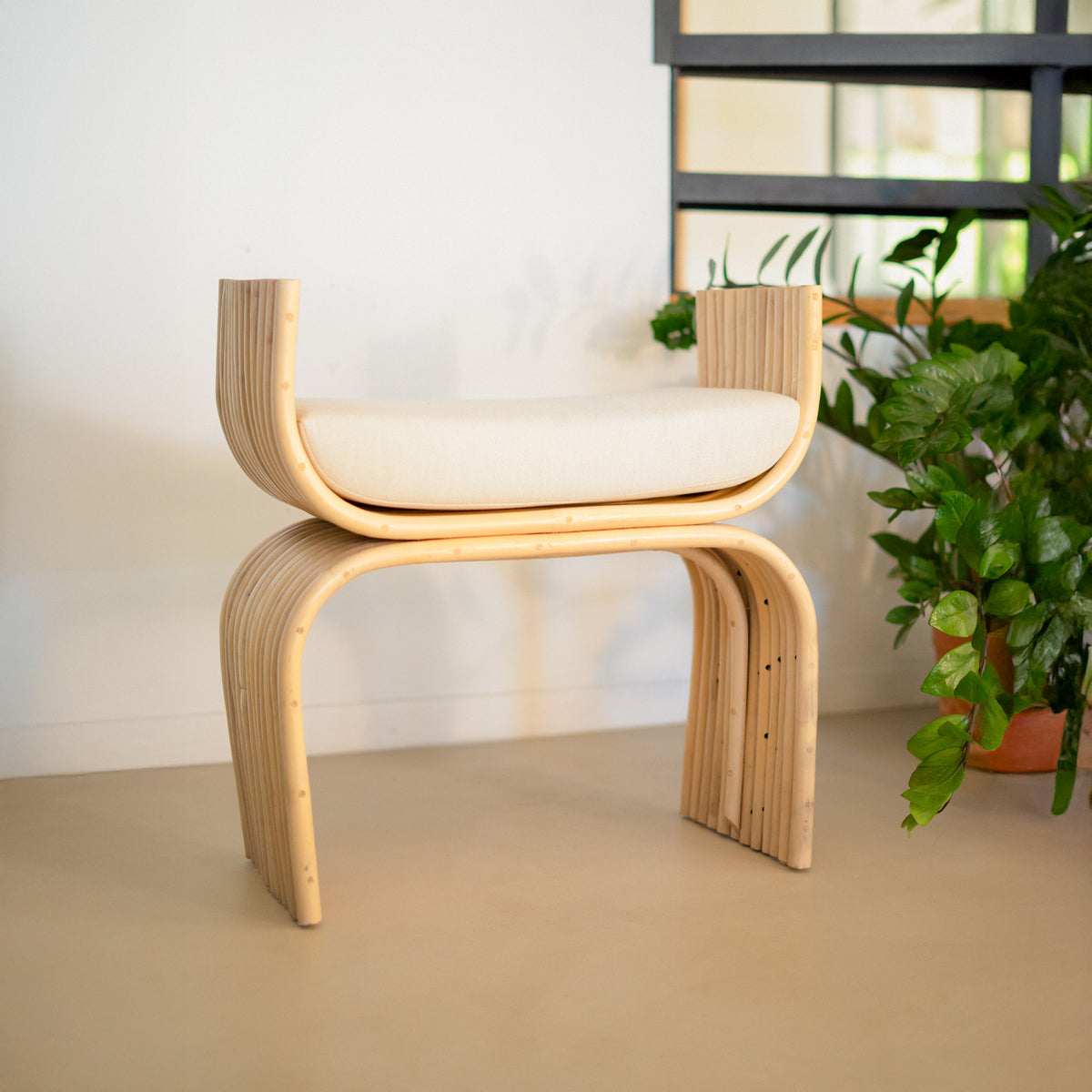 tabouret reane en rotin et tissu blanc rdv deco