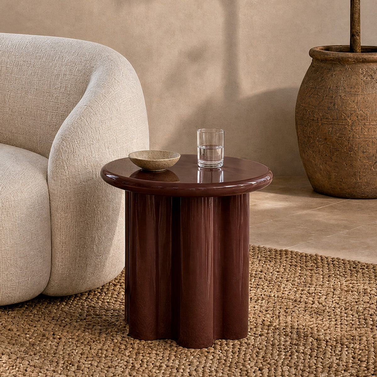 Table d'appoint Olya laquée rouge lie de vin dans un intérieur aux tons chauds