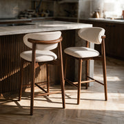 2 chaises de bar, bar en marbre et bois Yuna – Maison Pavane