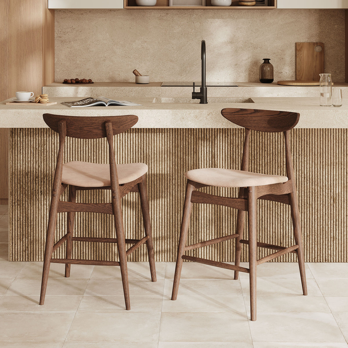 2 chaises de bar bois foncé et tissu beige ambiance cuisine – Maison Pavane