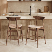 2 chaises de bar bois foncé et tissu beige ambiance cuisine – Maison Pavane