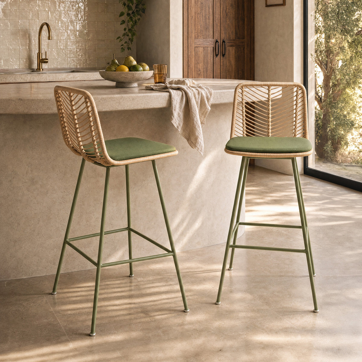 2 chaises de bar Tamara rotin naturel et coussin vert olive – Maison Pavane