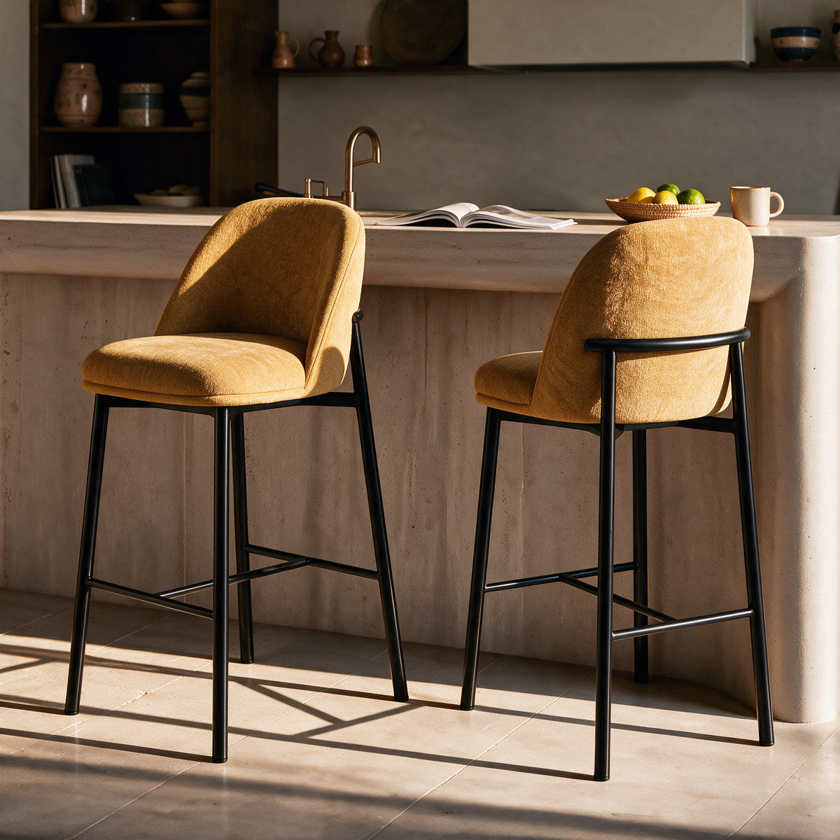 2 chaises de bar velours jaune pieds noirs – Maison Pavane