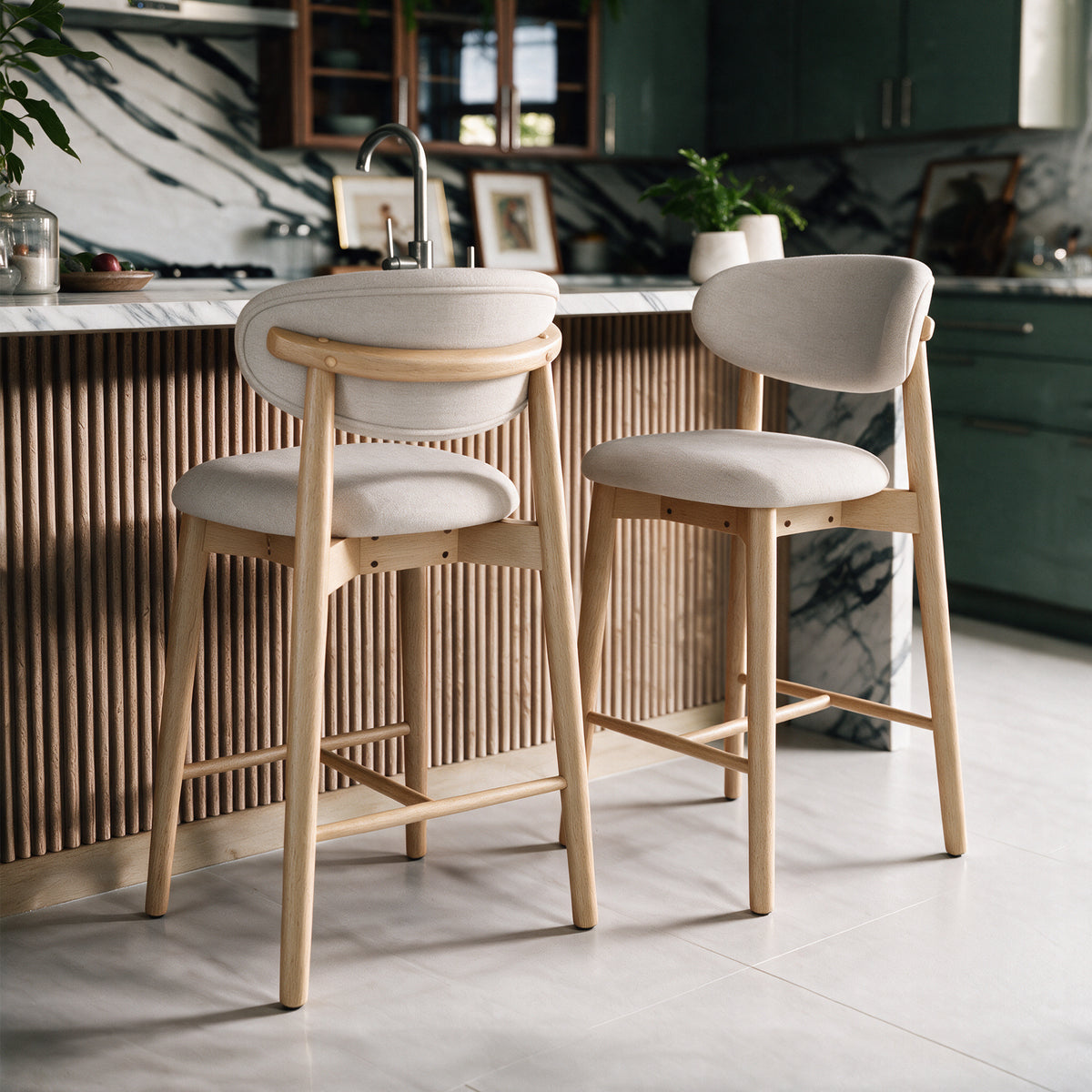 2 chaises de bar Yuna en tissu beige et bois clair – Maison Pavane
