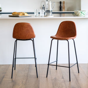 2 chaises en cuir synthétique camel cuisine blanche – Maison Pavane