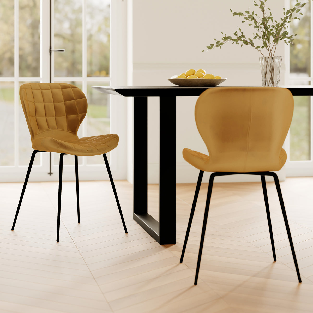 2 chaises en velours jaunes mazzia pieds noirs
