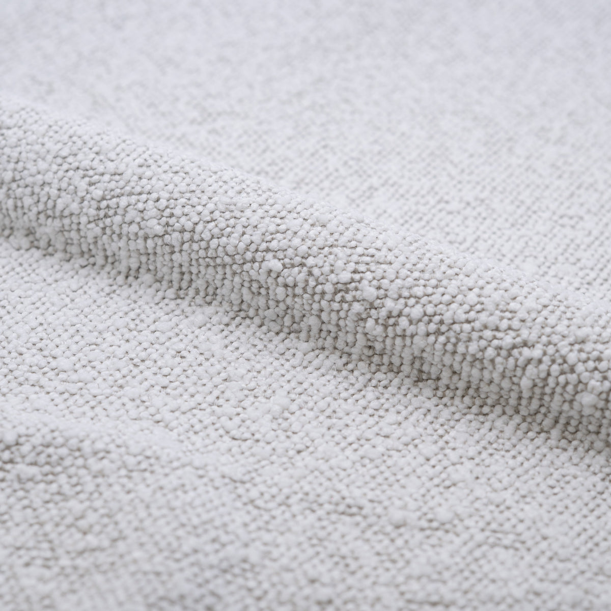 2 chaises tissu boucle blanc et bois clair esmee