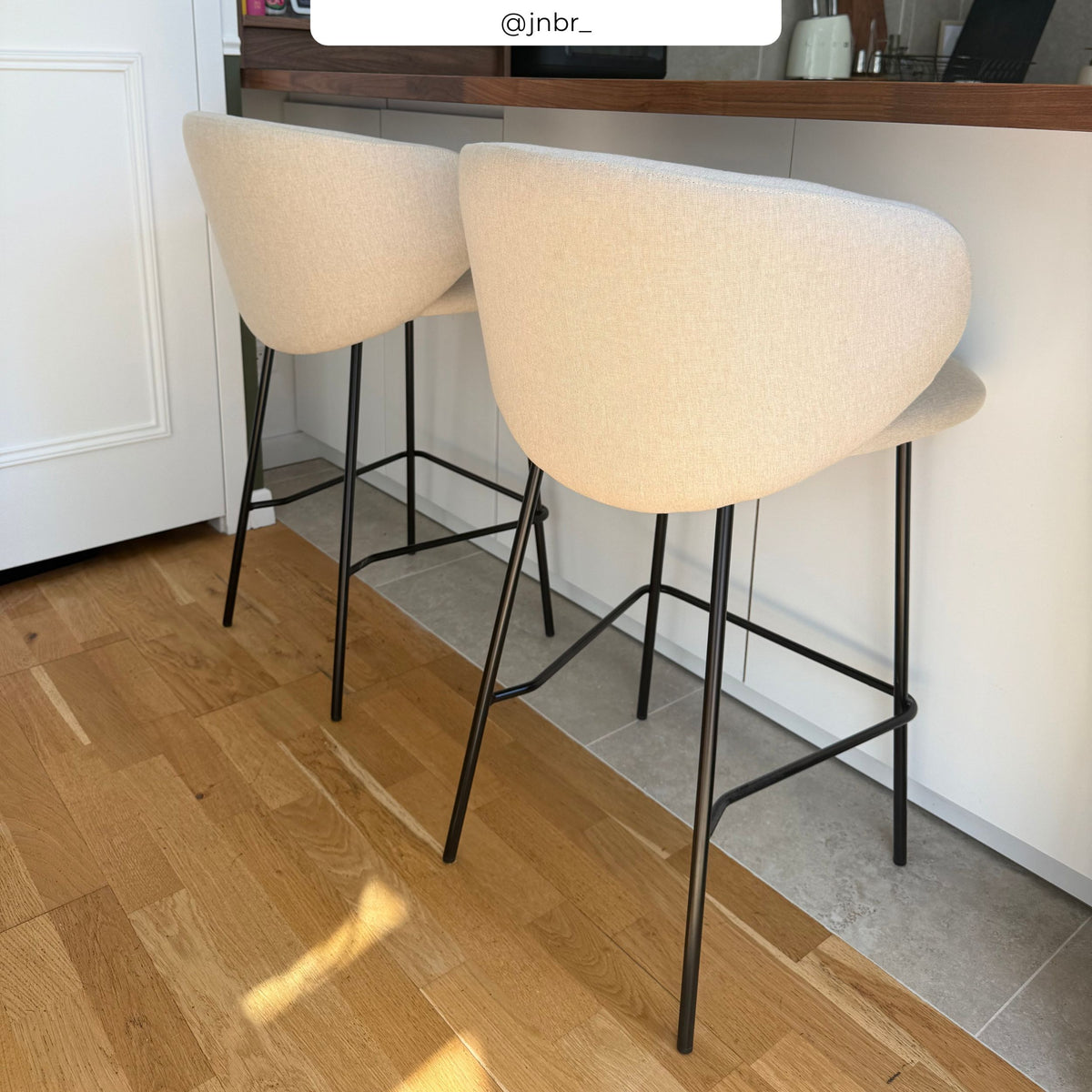 Ambiance 2 chaises de bar tissu beige – Maison Pavane