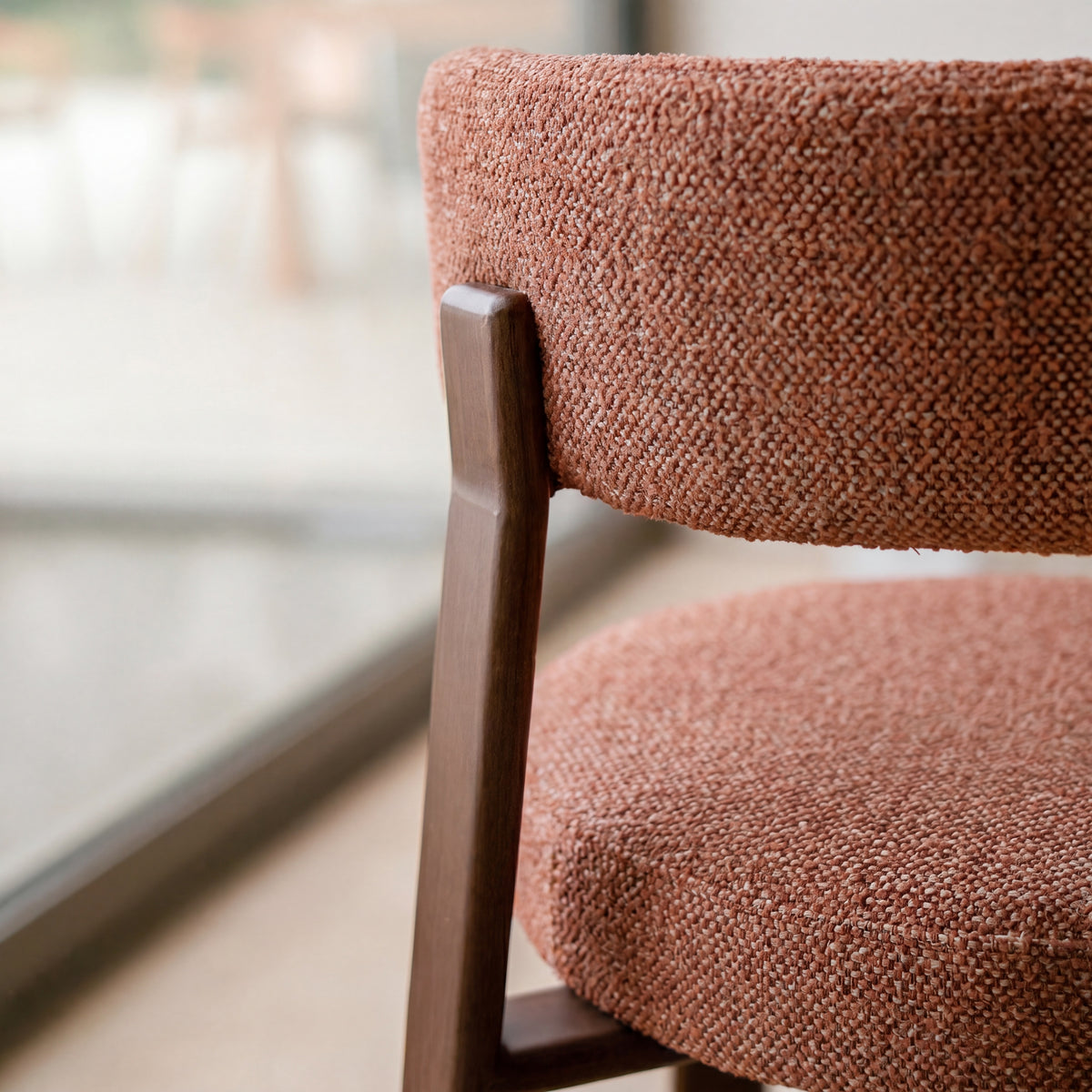 Ambiance 2 chaises tissu terracotta pieds marrons – Maison Pavane