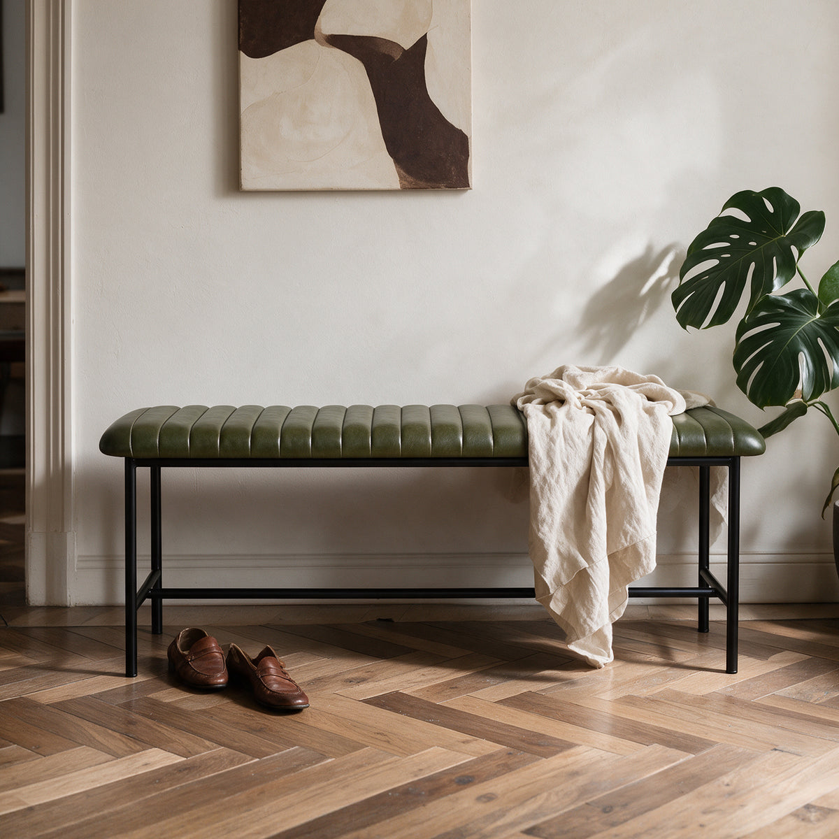 Ambiance banc cuir vert foncé pieds métal noir dans l'entrée chaussures et foulard – Maison Pavane