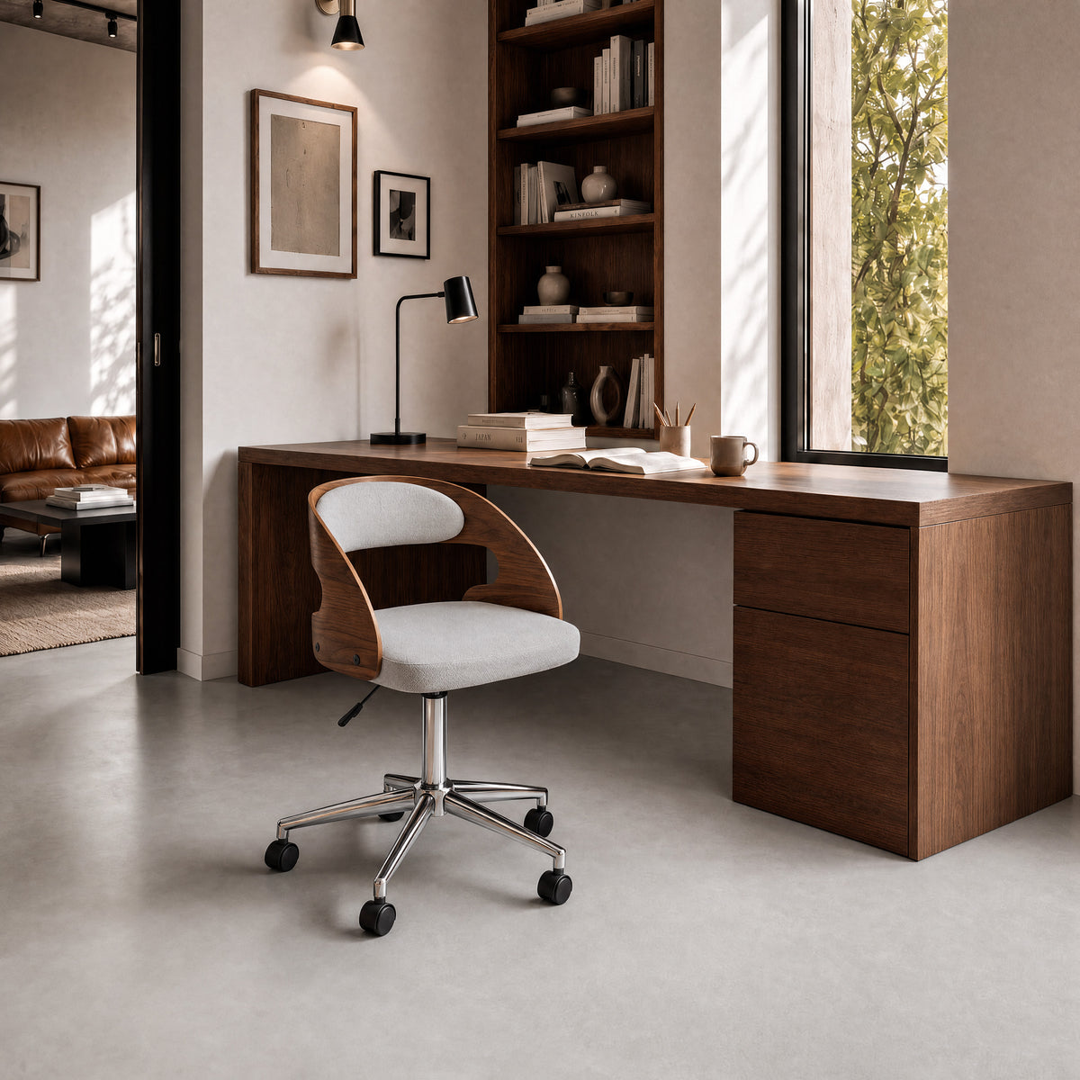 Ambiance bureau noyer bois et chaises tissu gris à roulettes – Maison Pavane