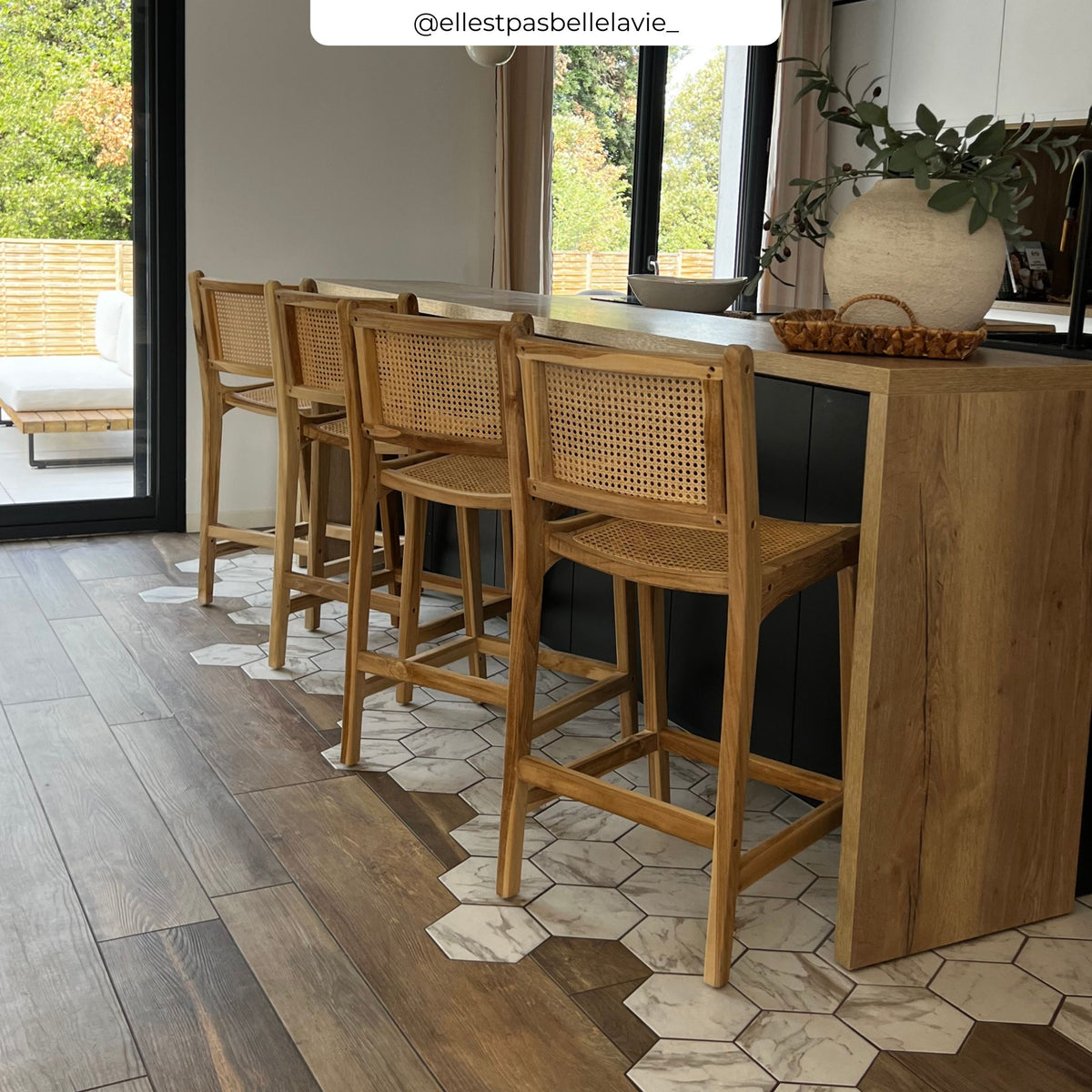 Ambiance chaise de bar bois et cannage teck îlot central – Maison Pavane