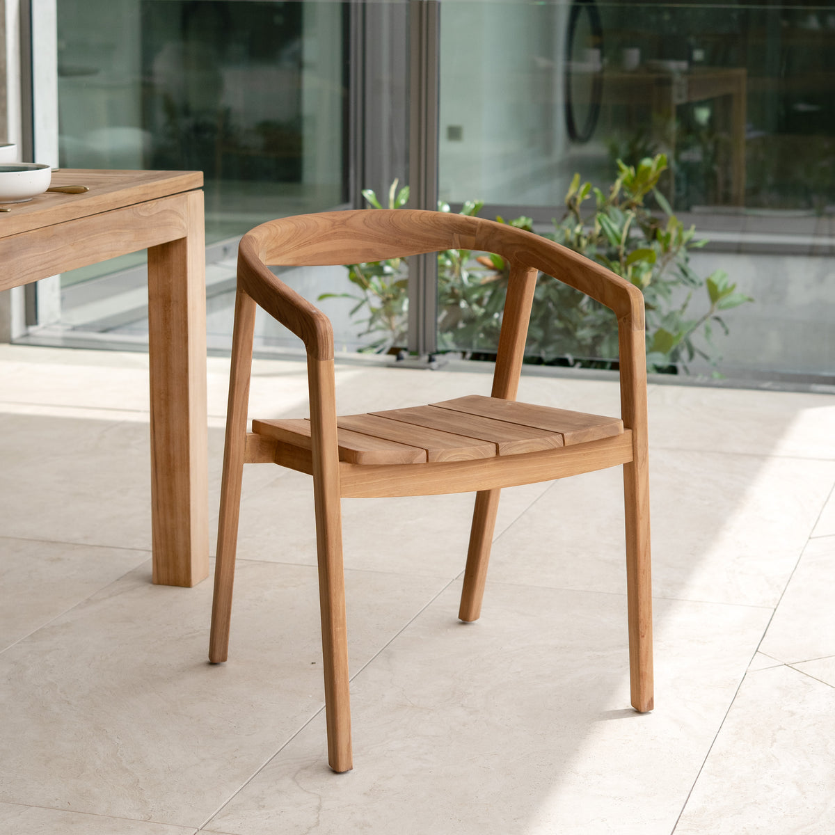 Ambiance chaise en teck de jardin Kora extérieur – Maison Pavane