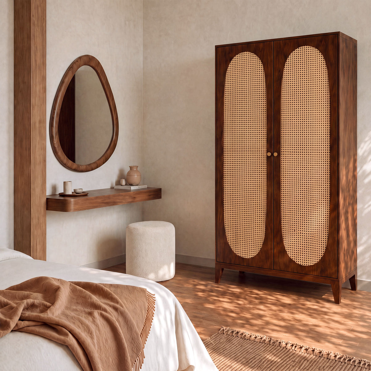 Ambiance chambre armoire en bois et cannage miroir et lit – Maison Pavane