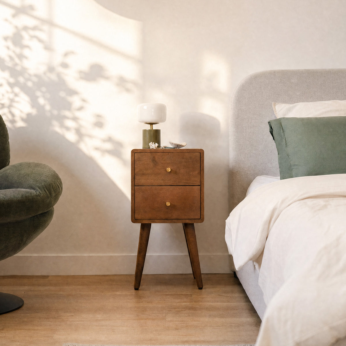 Ambiance chambre table de chevet en bois 2 tiroirs – Maison Pavane