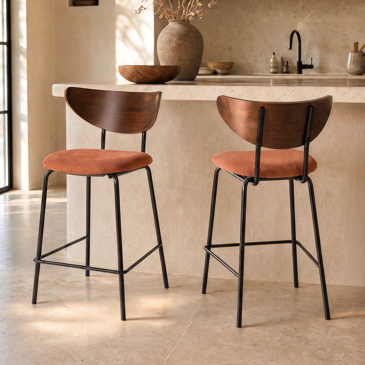 Ambiance cuisine 2 chaises de bar terracotta et bois foncé pieds métal noir – Maison Pavane