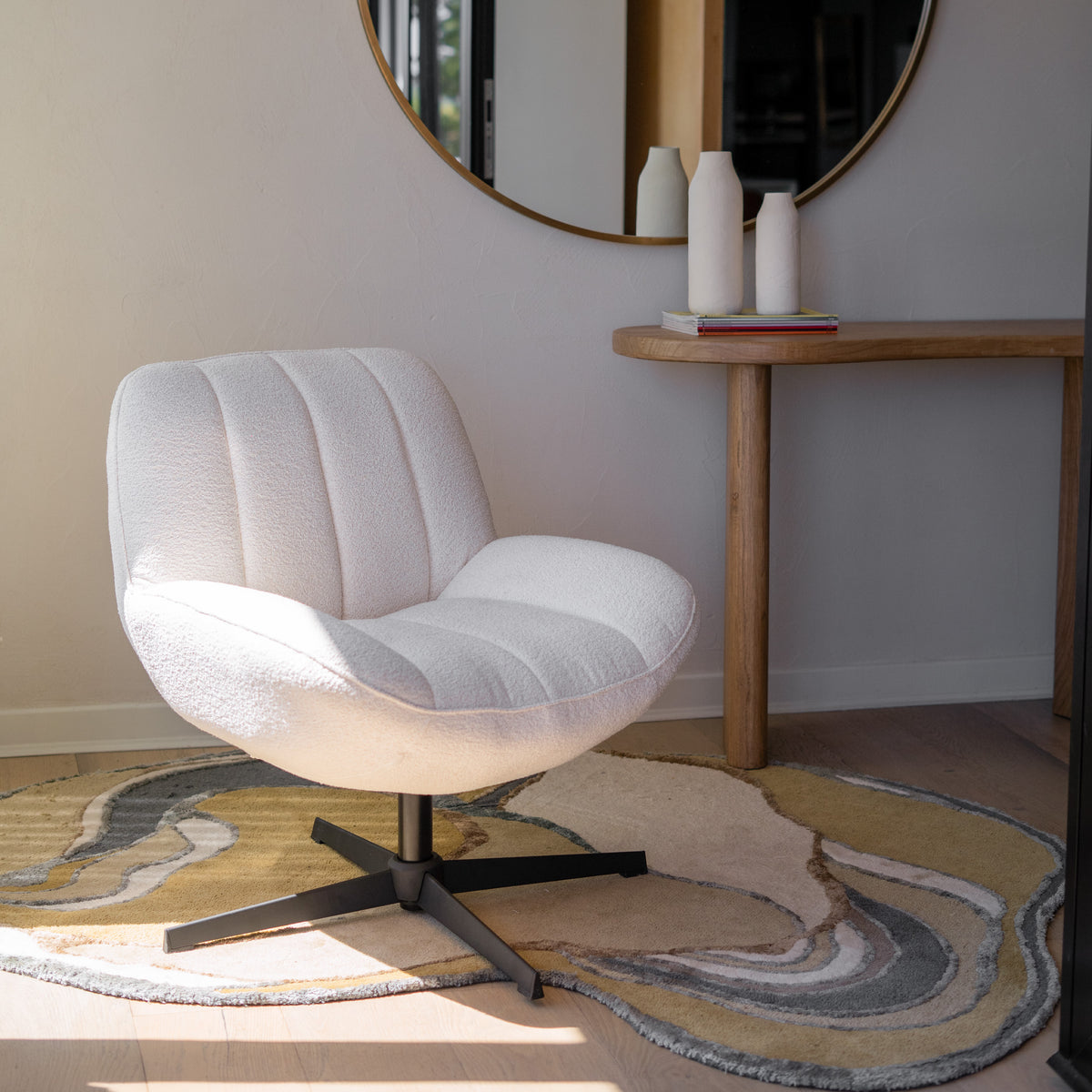 Ambiance fauteuil blanc bouclé pied noir console en bois miroir rond – Maison Pavane