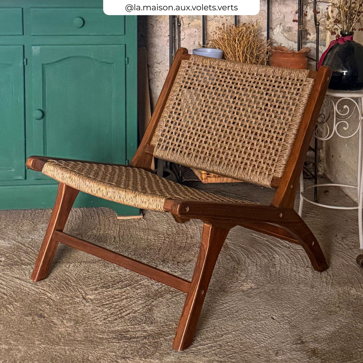 Ambiance fauteuil bois de teck et tissage synthétique – Maison Pavane