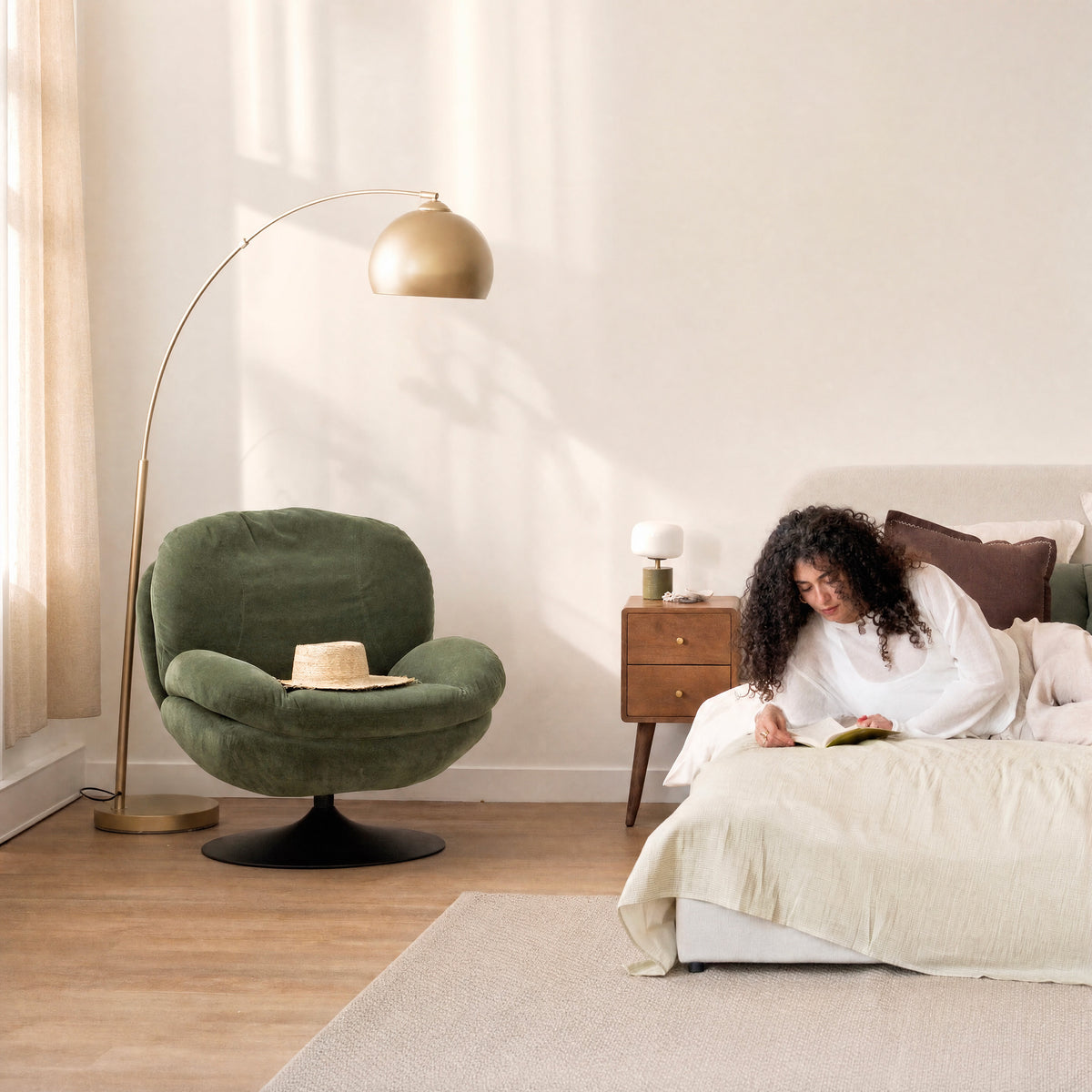 Ambiance fauteuil kaki chambre avec femme lampadaire lit tapis – Maison Pavane