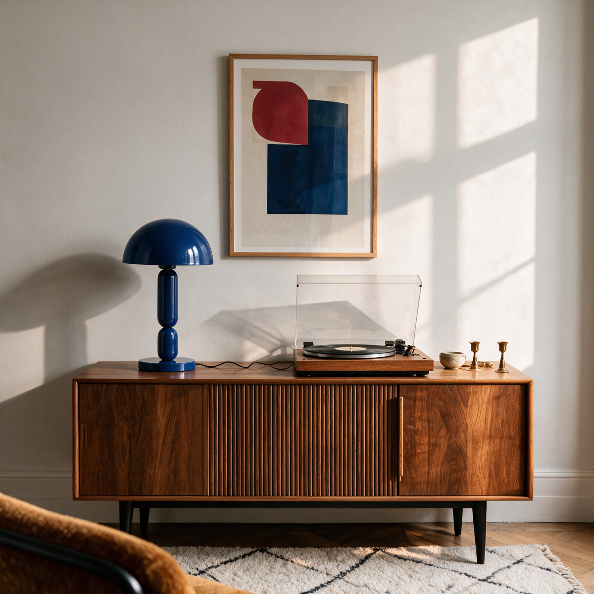 Ambiance lampe bleu glossy sur un buffet – Maison Pavane