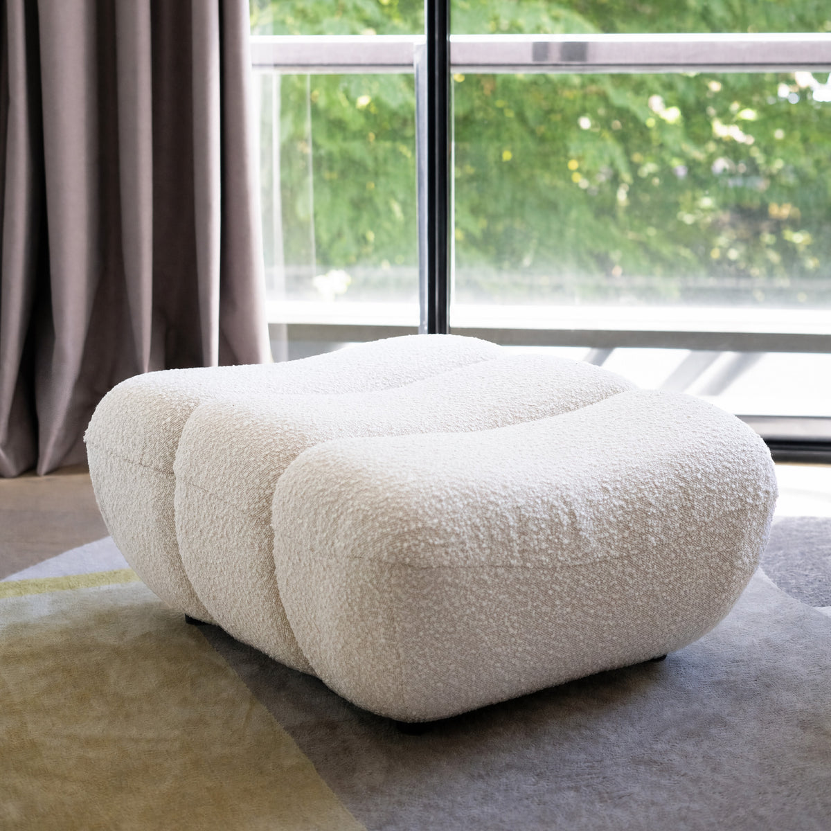 Ambiance pouf repose-pied tissu bouclé blanc – Maison Pavane