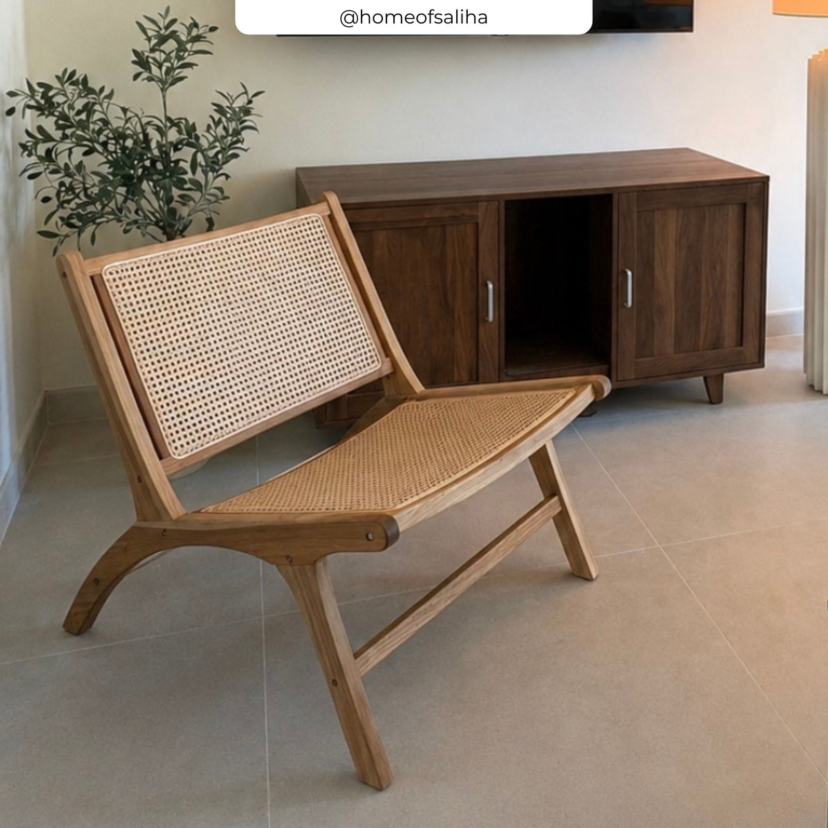 Ambiance salon fauteuil en bois de cannage – Maison Pavane