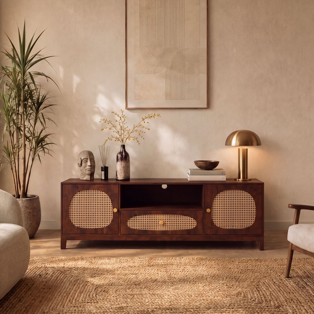 Ambiance salon meuble TV en bois et rotin lampe dorée plante haute – Maison Pavane