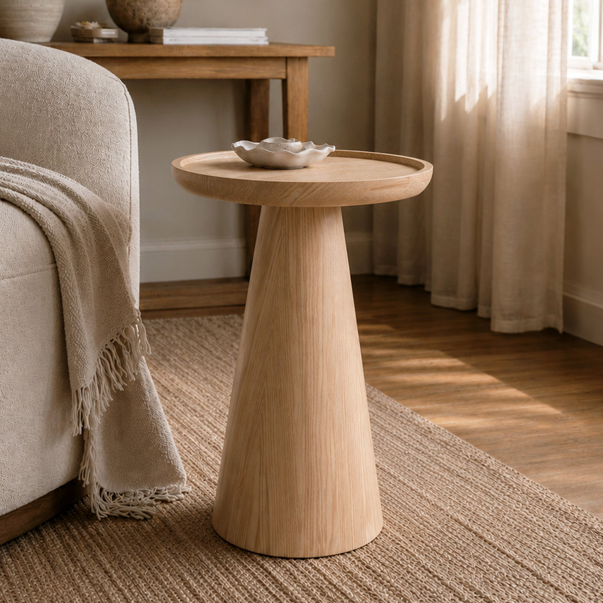 Ambiance salon table d'appoint bois clair forme cône plateau rond – Maison Pavane