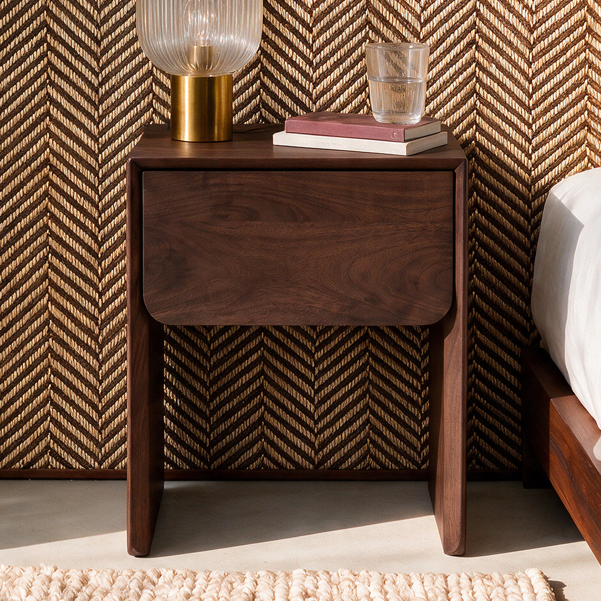 Ambiance table de chevet bois foncé Achille lampe cannelée – Maison Pavane