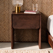Ambiance table de chevet bois foncé Achille lampe cannelée – Maison Pavane