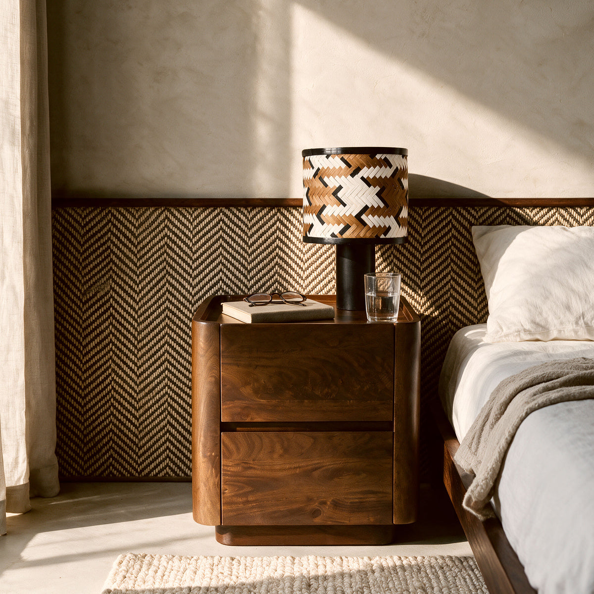 Ambiance table de chevet en bois foncé et lampe à poser – Maison Pavane