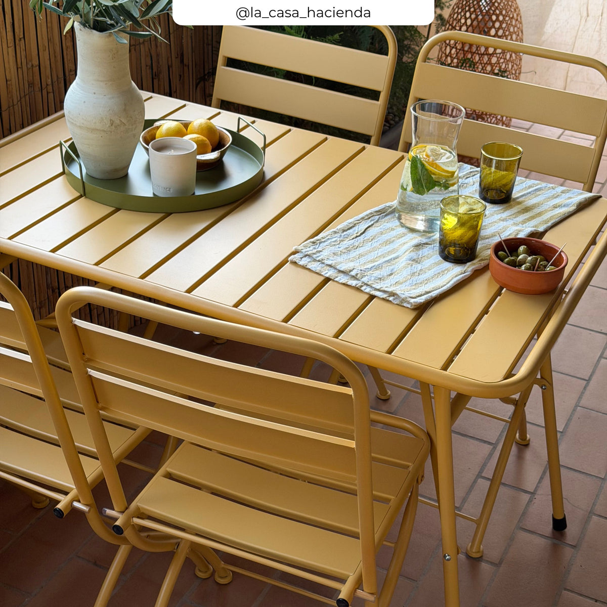 Ambiance table et chaises de jardin – Maison Pavane