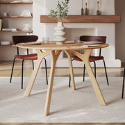 Ambiance table ronde bois clair hévéa massif – Maison Pavane