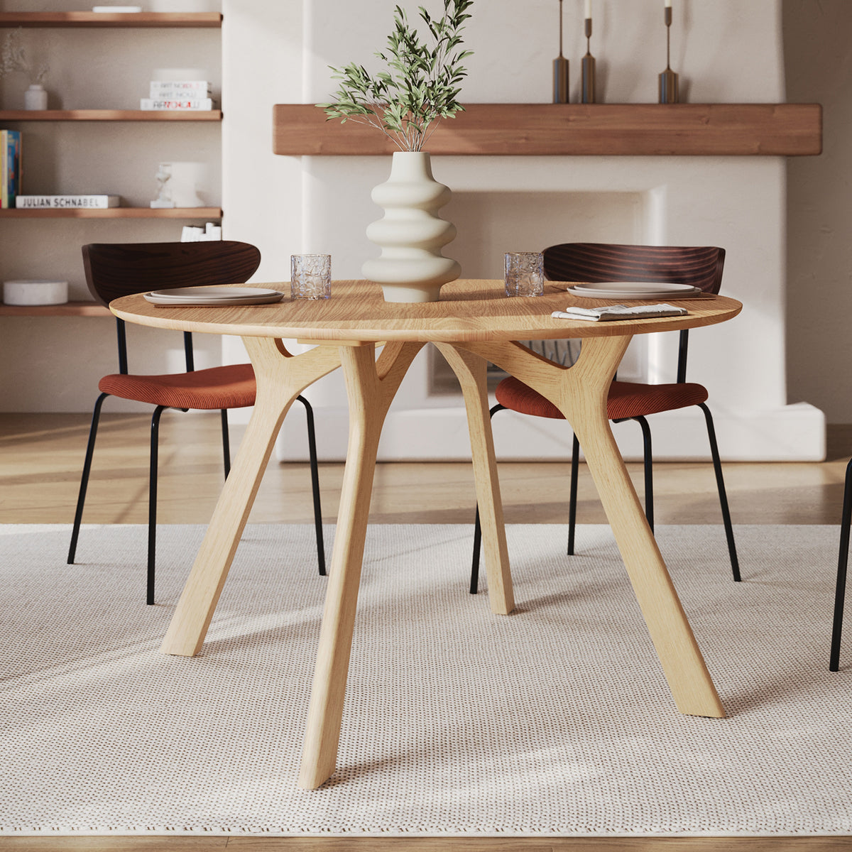 Ambiance table ronde bois clair hévéa massif – Maison Pavane