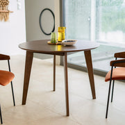 Ambiance table ronde en bois foncé Reno – Maison Pavane