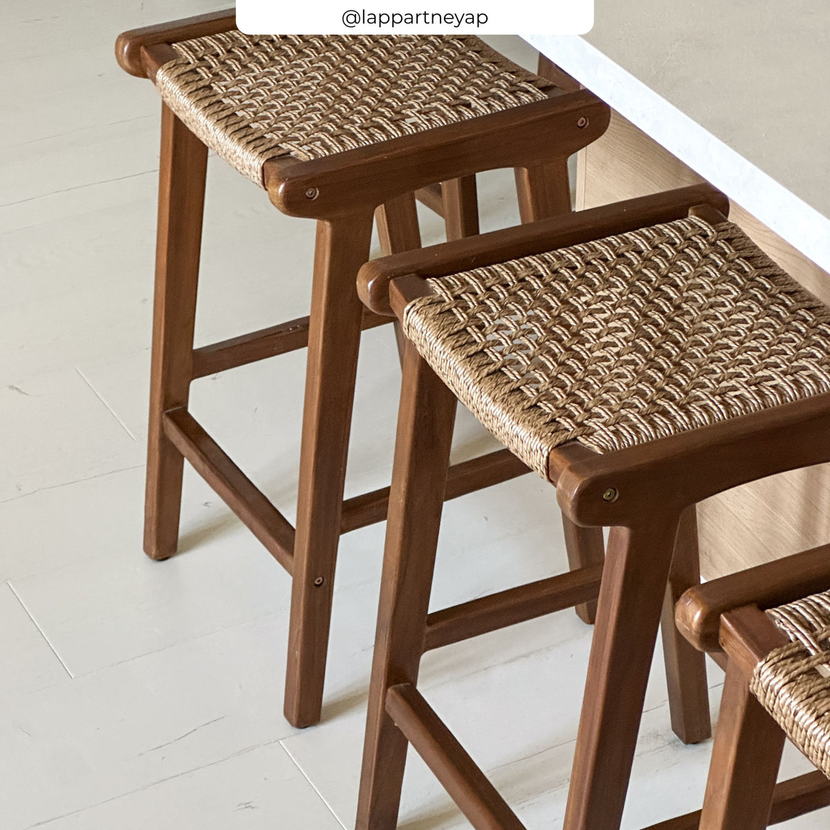 Ambiance tabouret pour îlot central en teck verni et tissage synthétique – Maison Pavane
