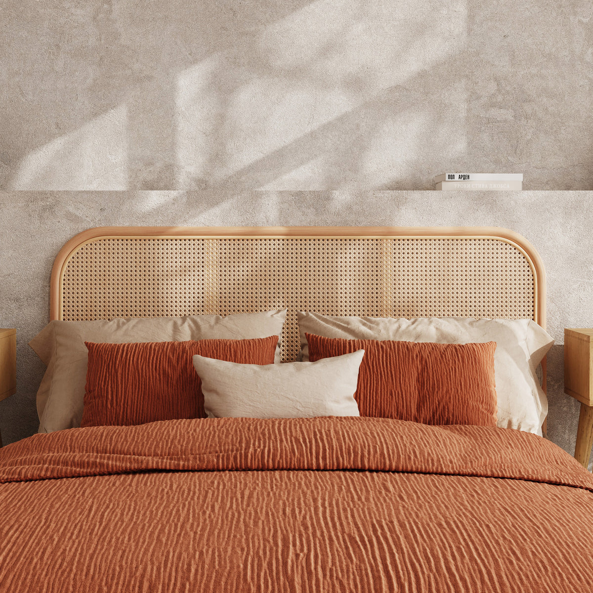 Ambiance tête de lit rotin cannage draps terracotta – Maison Pavane
