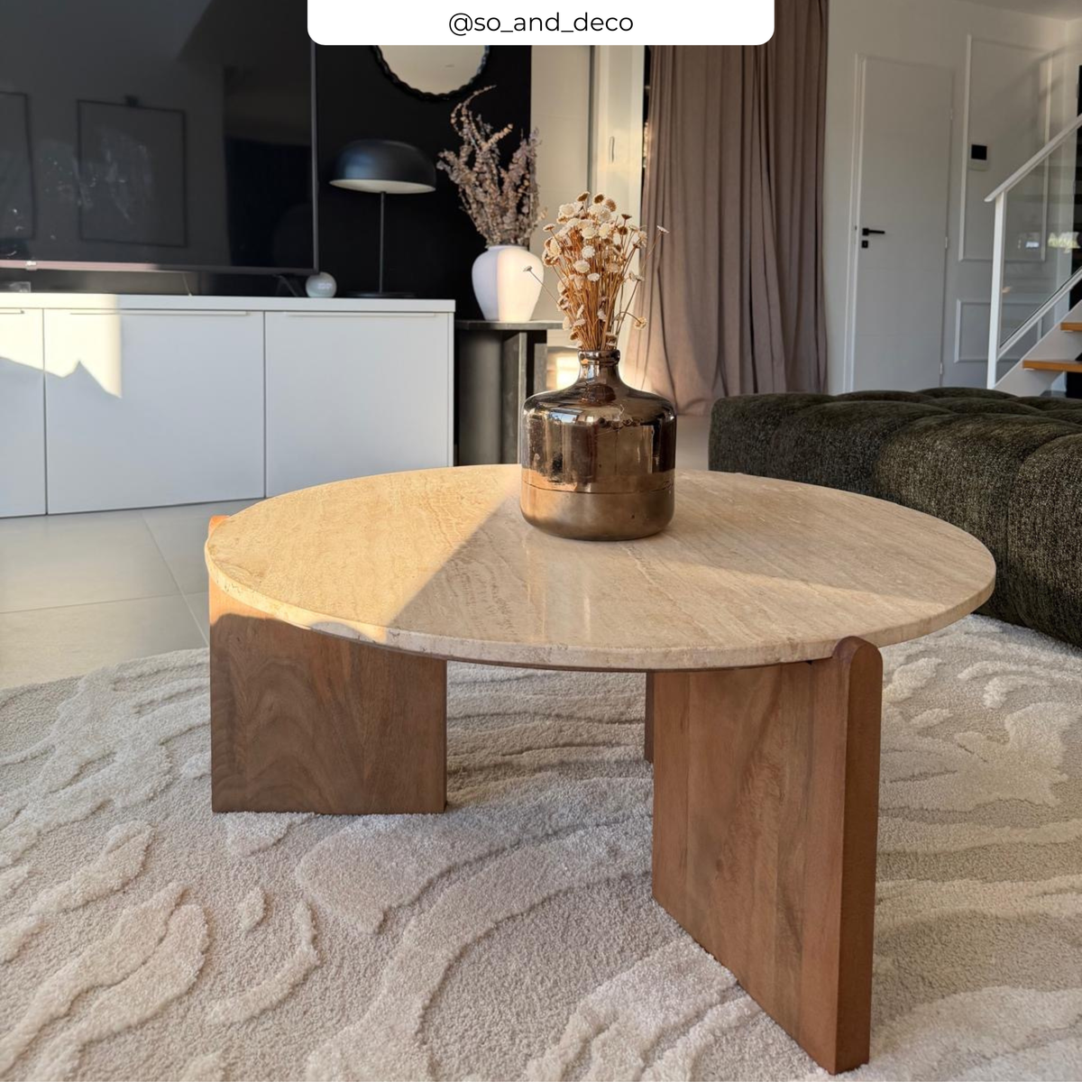 Ambiance salon tapis doux table basse travertin et bois – Maison Pavane
