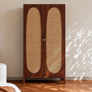 Armoire bois foncé et cannage manguier reflet lumière sur mur – Maison Pavane