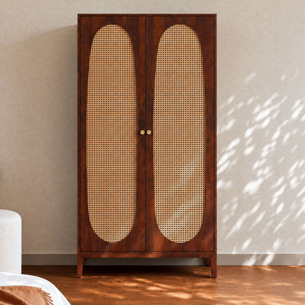 Armoire bois foncé et cannage manguier reflet lumière sur mur – Maison Pavane
